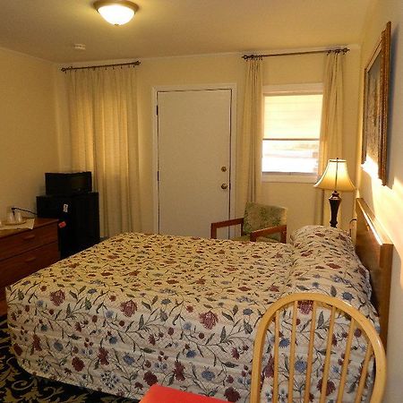Twin Oaks Motel Манасквен Экстерьер фото