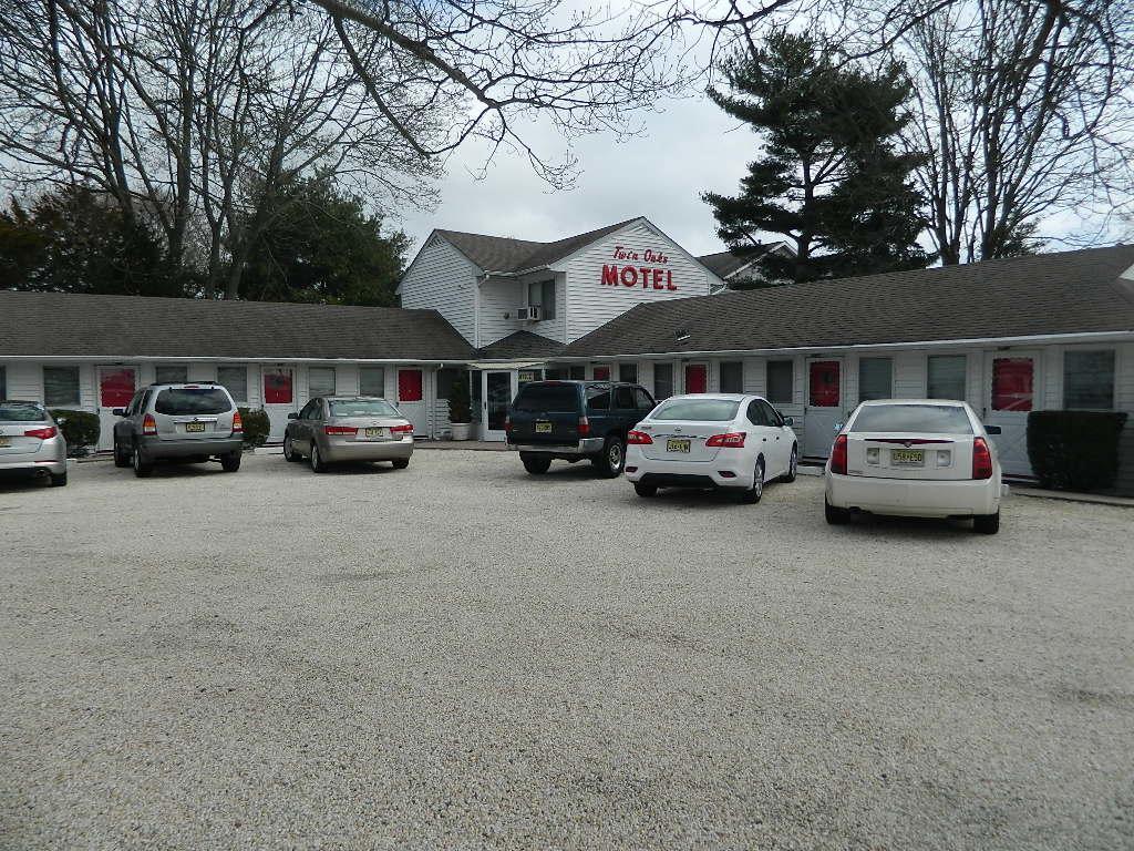 Twin Oaks Motel Манасквен Экстерьер фото