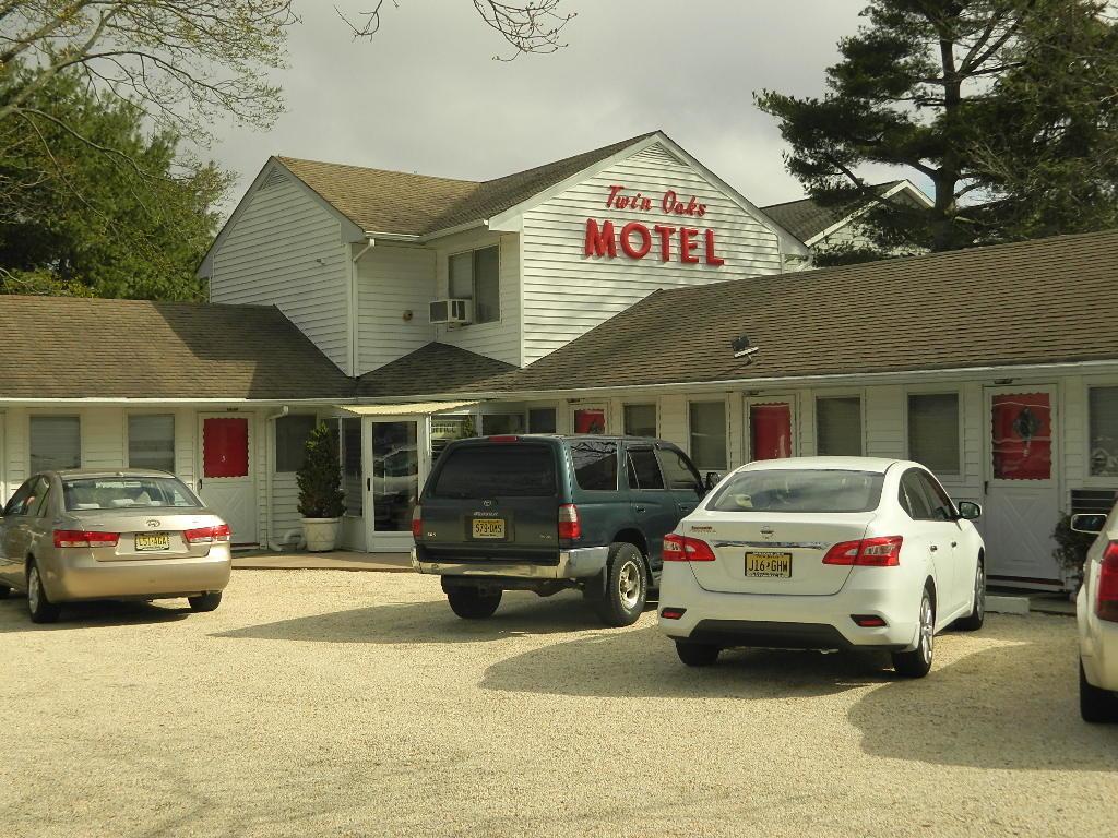 Twin Oaks Motel Манасквен Экстерьер фото