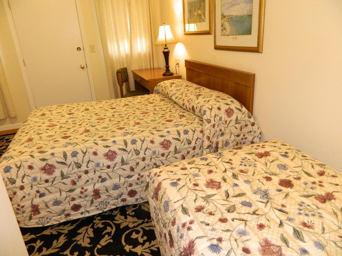 Twin Oaks Motel Манасквен Экстерьер фото